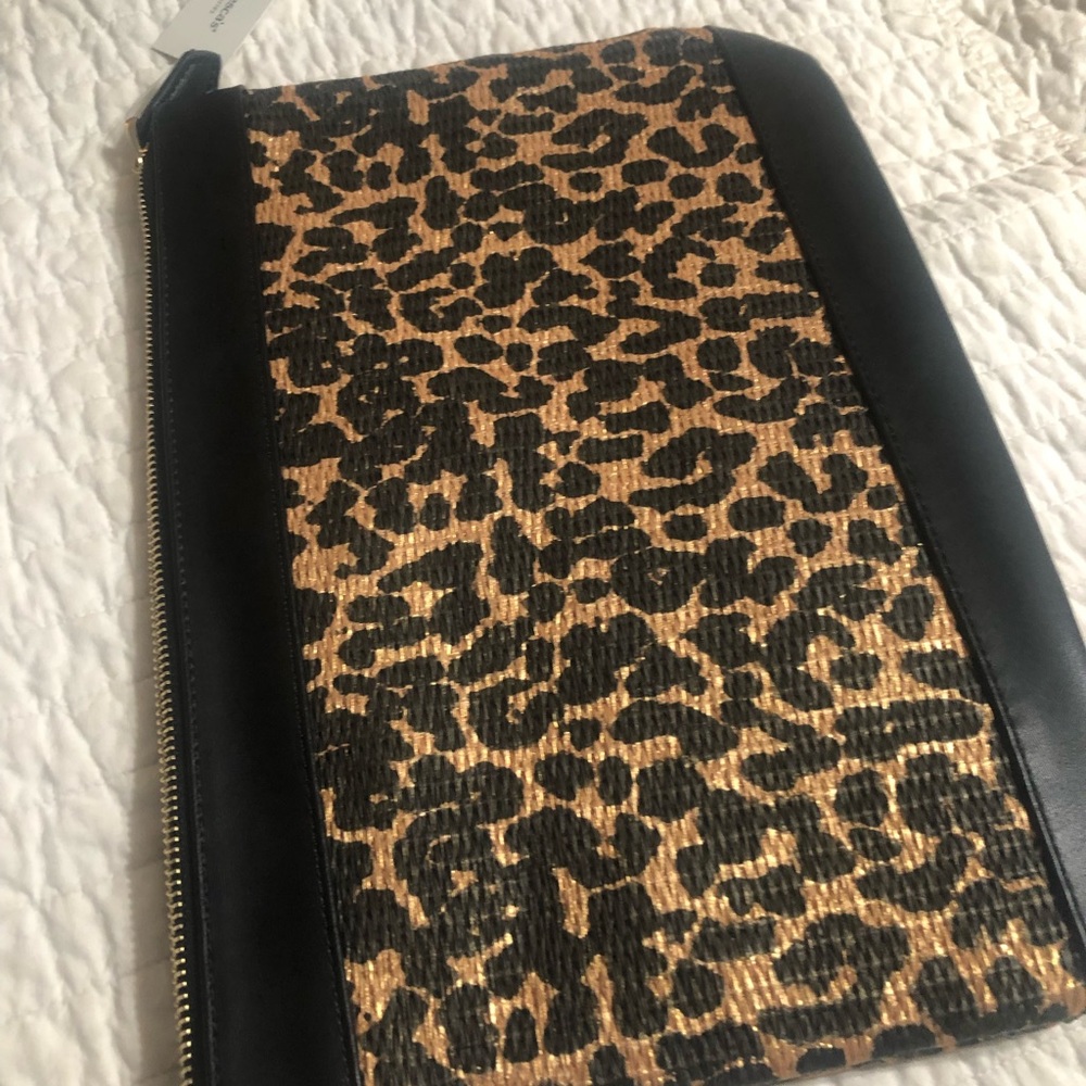 A stylish envelope bag by Franscisca